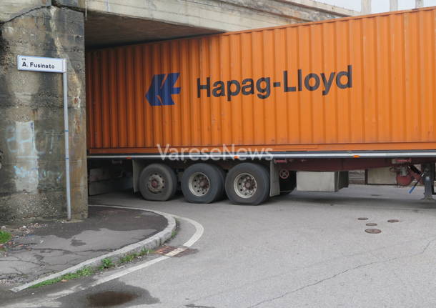 camion incastrato via Mameli Gallarate