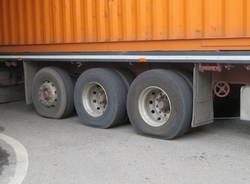 camion incastrato via Mameli Gallarate