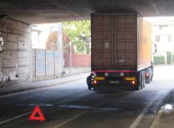 camion incastrato via Mameli Gallarate