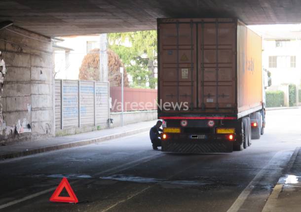 Camion incastrato a Gallarate