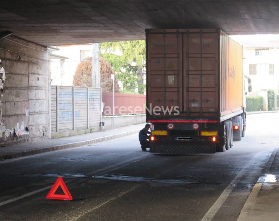 camion incastrato via Mameli Gallarate