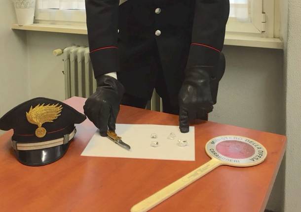 carabinieri coltello marijuana