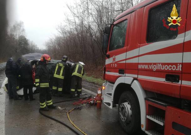 Auto ribaltata a Casorate Sempione