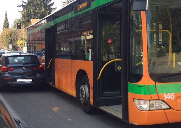 L’incidente con l’autobus in via Caracciolo