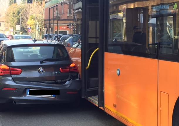 L\'incidente con l\'autobus in via Caracciolo