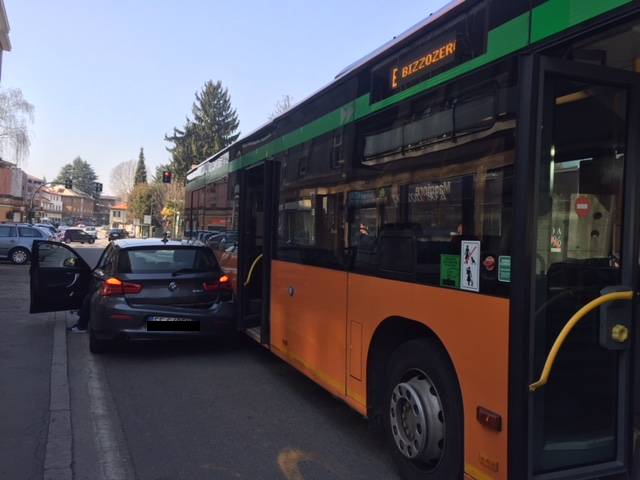 L\'incidente con l\'autobus in via Caracciolo