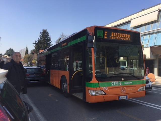 L\'incidente con l\'autobus in via Caracciolo