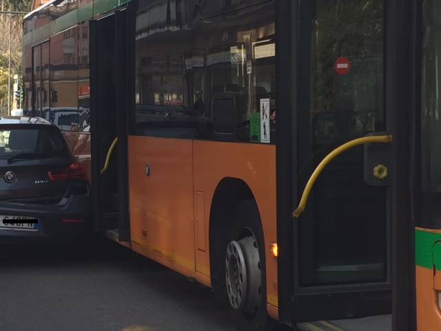 L\'incidente con l\'autobus in via Caracciolo