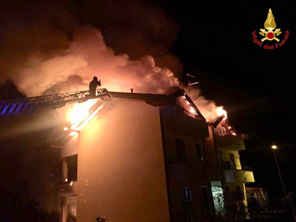 In fiamme il tetto di una palazzina di Leggiuno