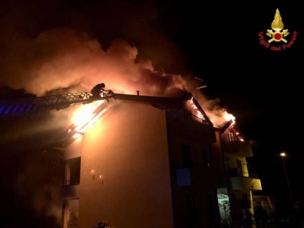 In fiamme il tetto di una palazzina di Leggiuno