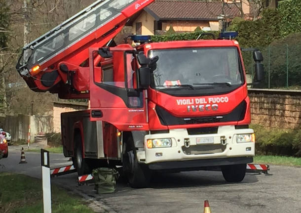 In fiamme il tetto di una villetta