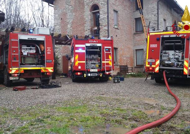 Incendio tetto a Biandronno