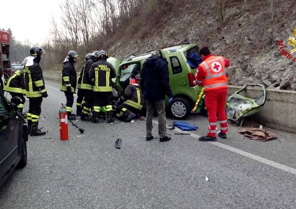 Scontro tra due auto sulla SP1 var tra Caravate e Gemonio