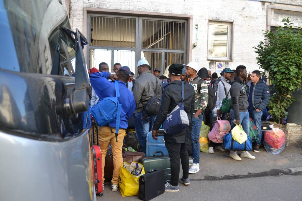 La chiusura del centro di accoglienza di via dei Mille