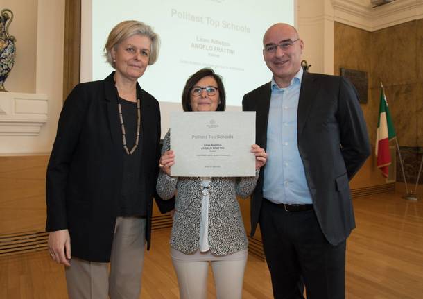 La dirigente Finotti ritira il premio al Politecnico