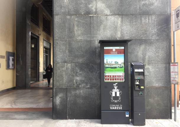 Totem in piazza Monte Grappa