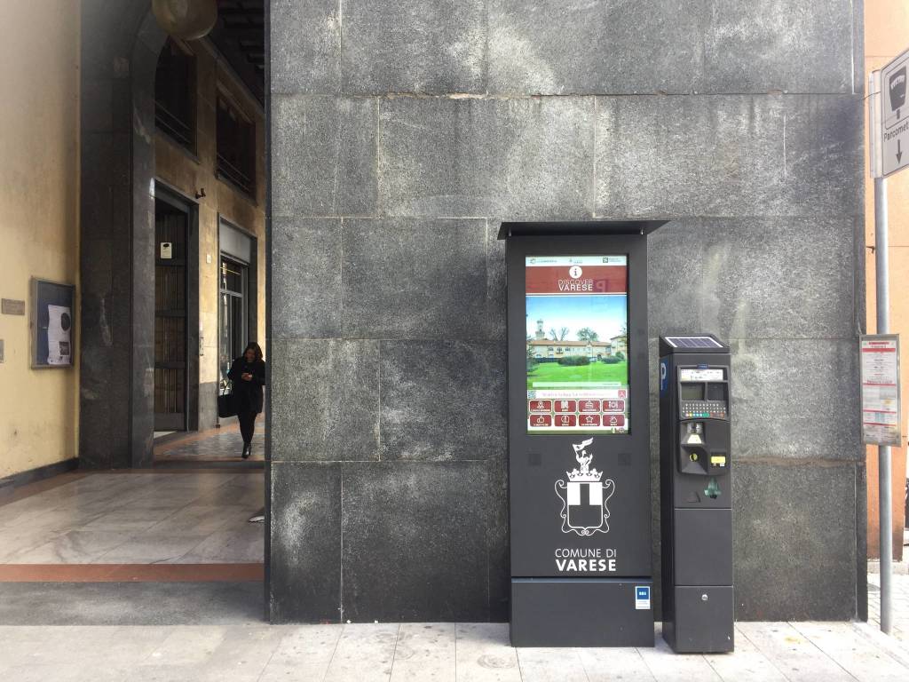 Totem in piazza Monte Grappa
