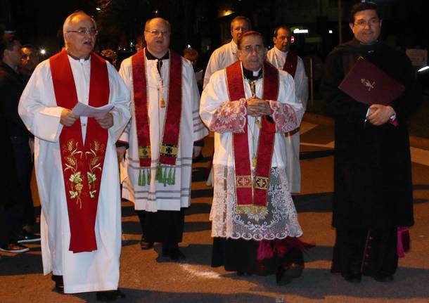 via crucis 2018 busto arsizio monsignor mario delpini