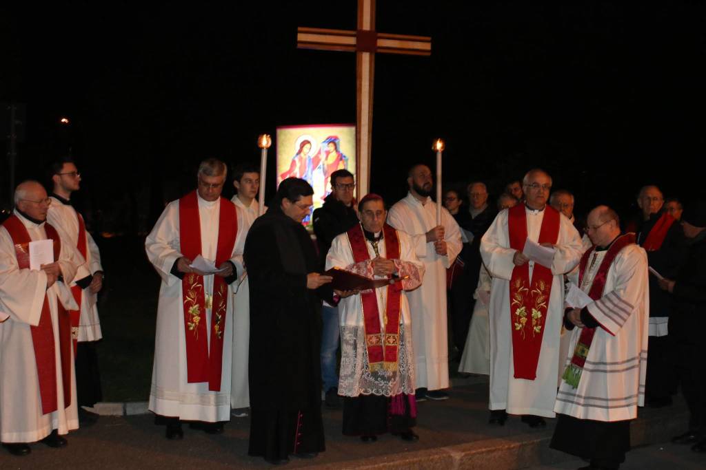 via crucis 2018 busto arsizio monsignor mario delpini