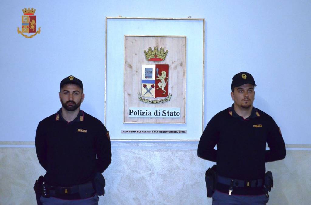 L\'Agenzia Formativa dona un quadro alla Polizia di Varese