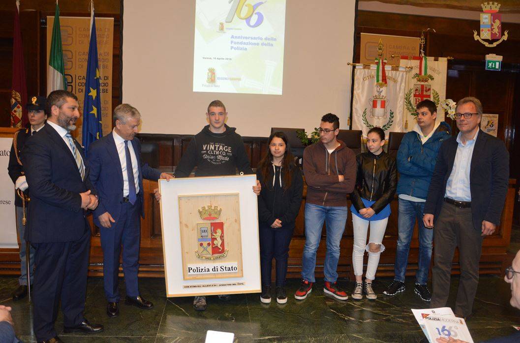 L\'Agenzia Formativa dona un quadro alla Polizia di Varese