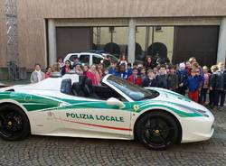 La Ferrari Spider della polizia locale di Milano protagonista a Saronno