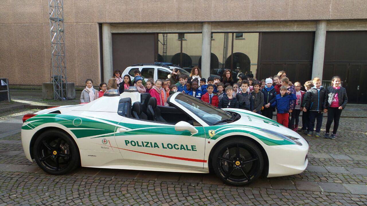 La Ferrari Spider della polizia locale di Milano protagonista a Saronno