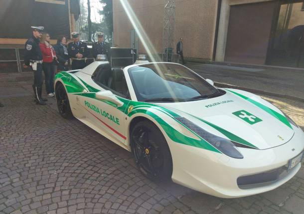 La Ferrari Spider della polizia locale di Milano protagonista a Saronno