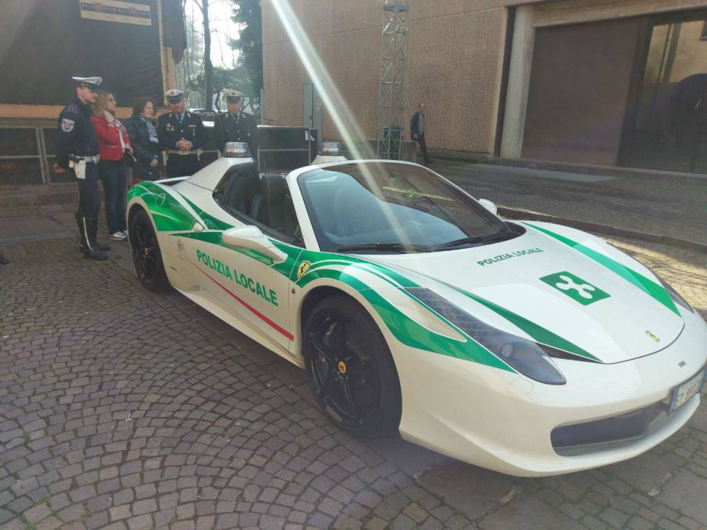 La Ferrari Spider della polizia locale di Milano protagonista a Saronno