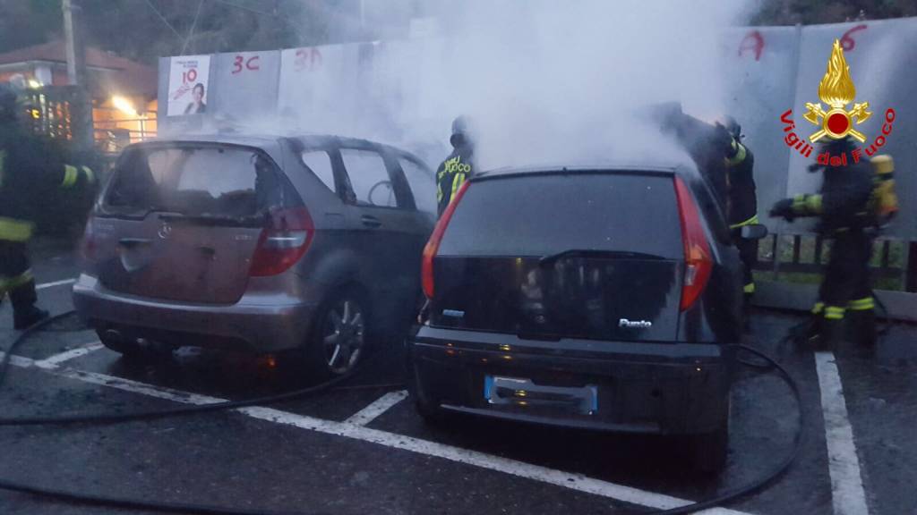 Auto in fiamme a Gemonio