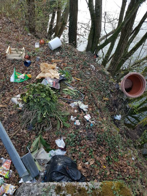 Eternit e rifiuti sul Tresa