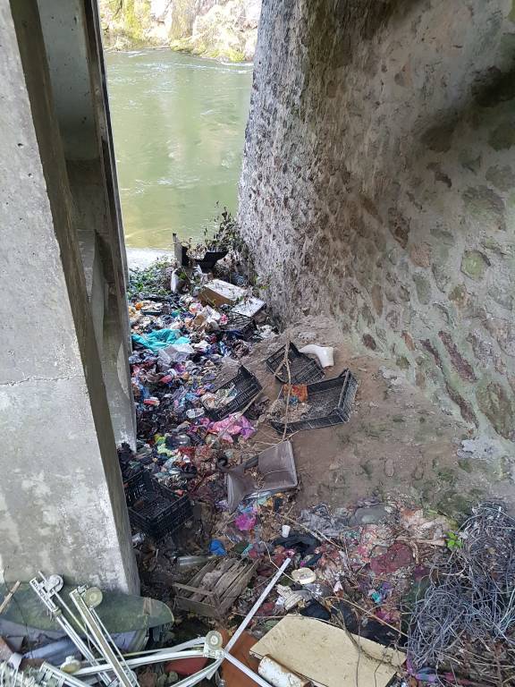 Eternit e rifiuti sul Tresa
