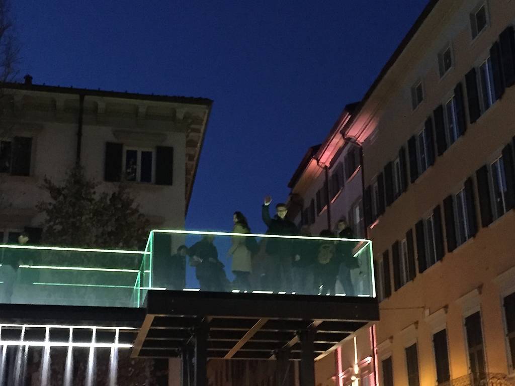 Il Glass Emotional Bridge di notte