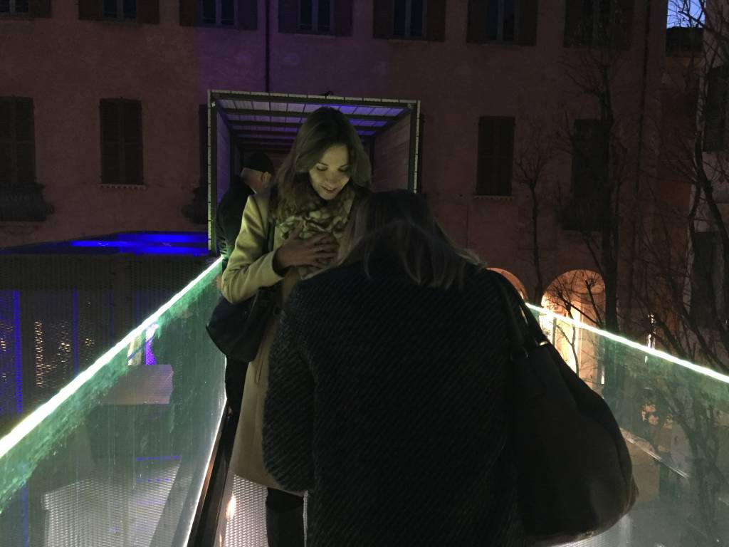 Il Glass Emotional Bridge di notte