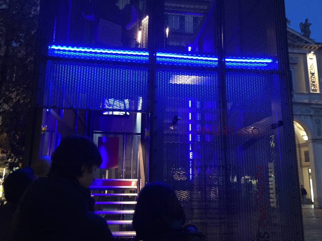 Il Glass Emotional Bridge di notte