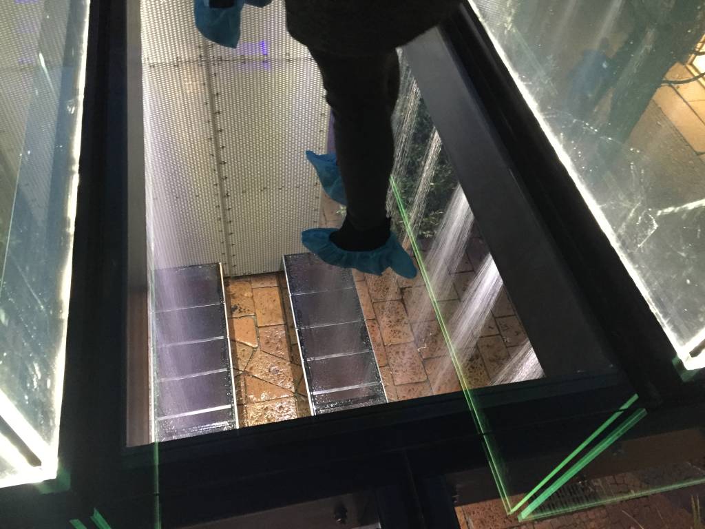 Il Glass Emotional Bridge di notte