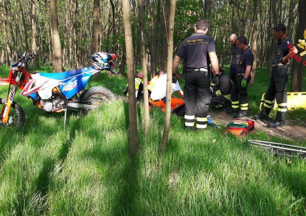 Cade nei boschi con la moto, lo salvano i Vigili del Fuoco