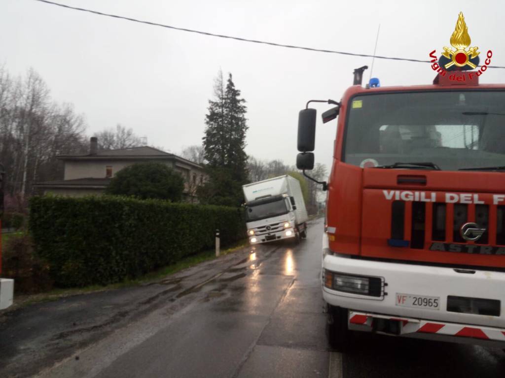 cassago brabbia camion fossato