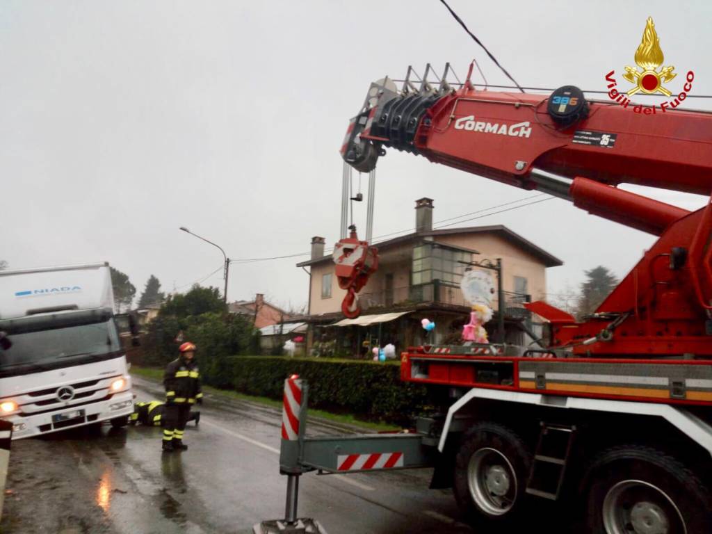 cassago brabbia camion fossato