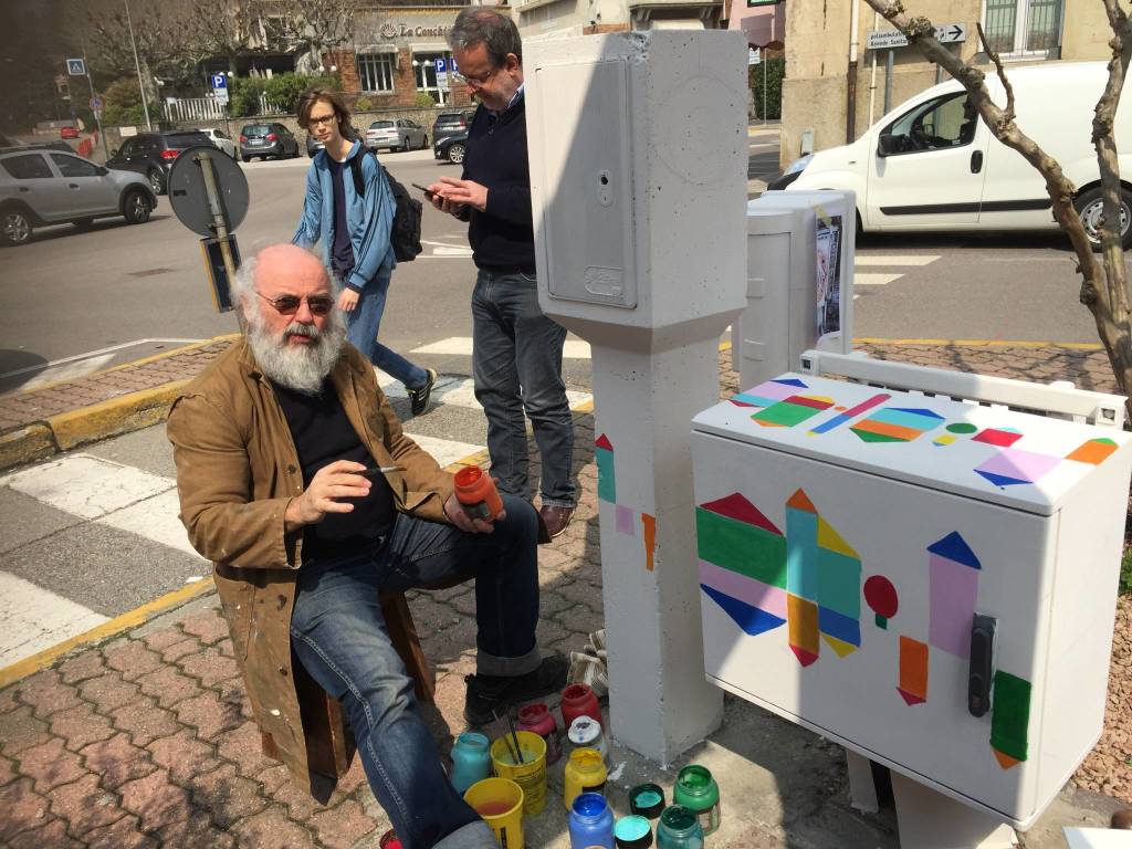 Chicco Colombo al lavoro sulle cabine semaforiche