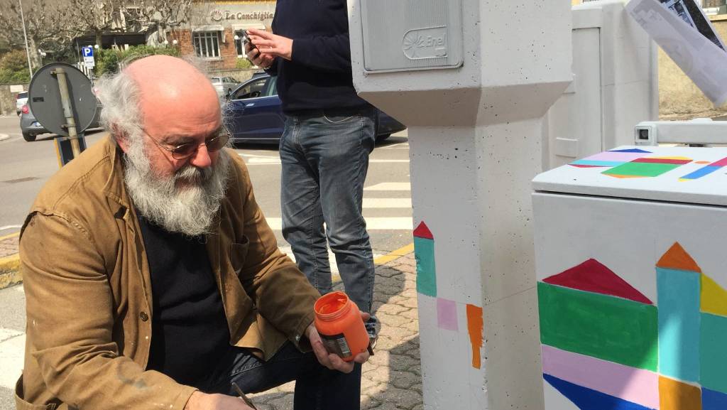 Chicco Colombo al lavoro sulle cabine semaforiche
