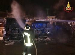 Cinque camion bruciati nella notte a Castiglione Olona