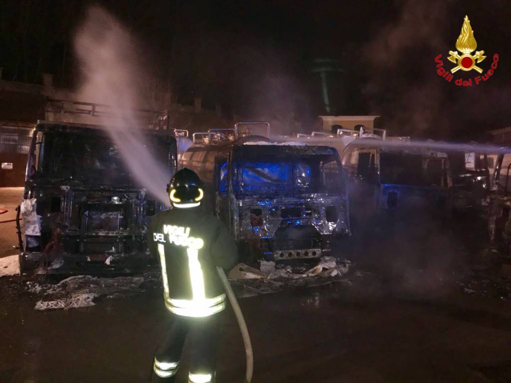 Cinque camion bruciati nella notte a Castiglione Olona