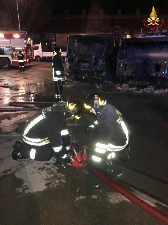 Cinque camion bruciati nella notte a Castiglione Olona