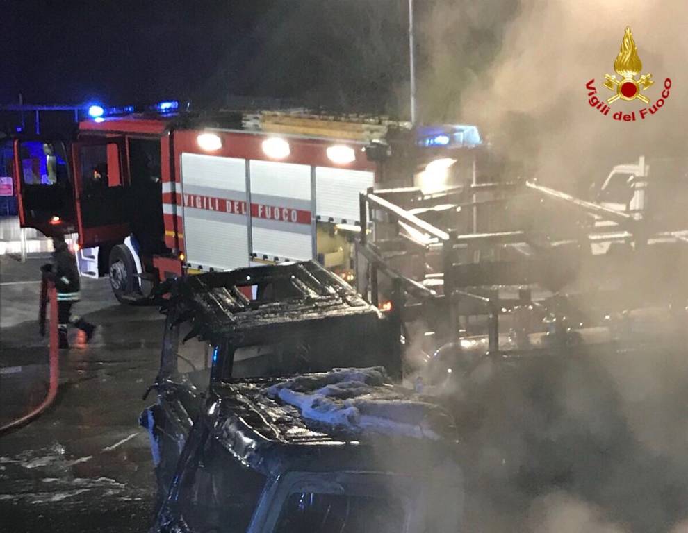 Cinque camion bruciati nella notte a Castiglione Olona