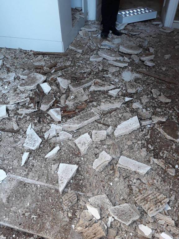 crollo controsoffitto a Varese Corsi