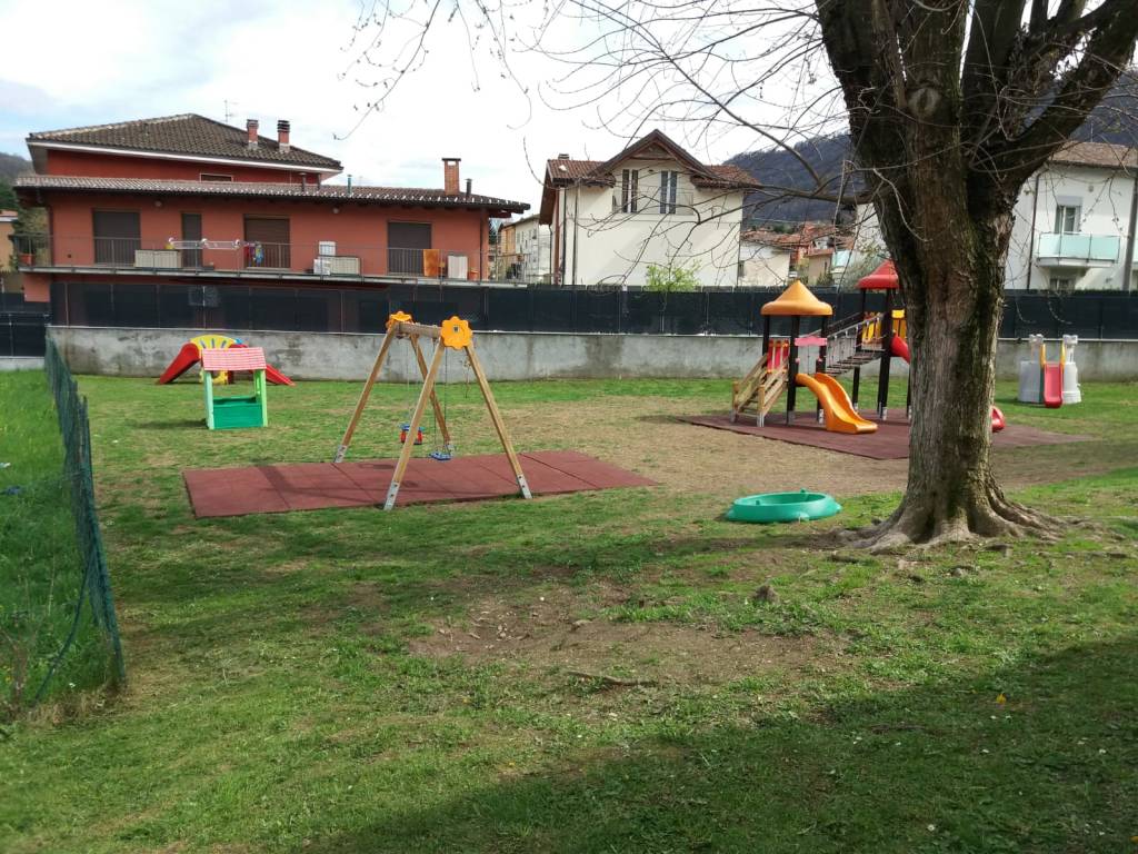 I genitori ripuliscono la scuola