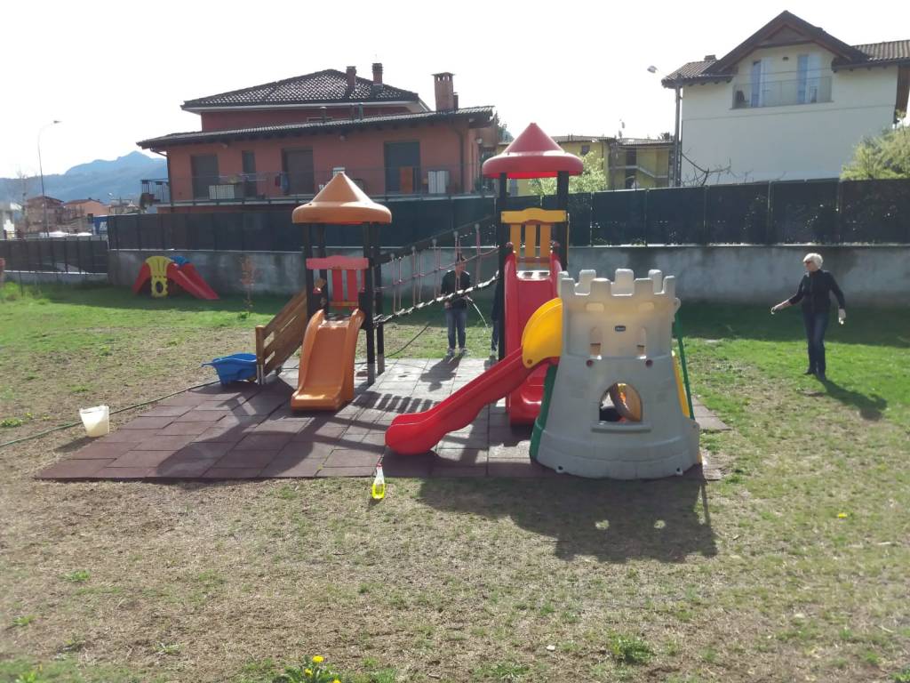 I genitori ripuliscono la scuola