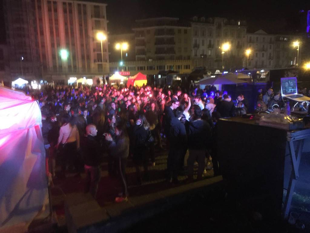 Un colorato sabato sera musicale con lo street food festival