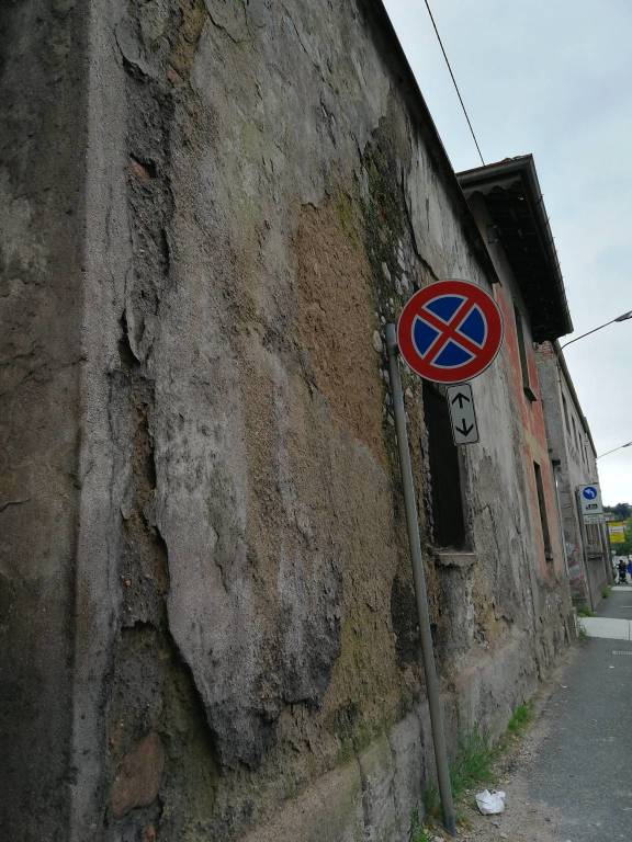 Calcinacci in via Carcano a Varese